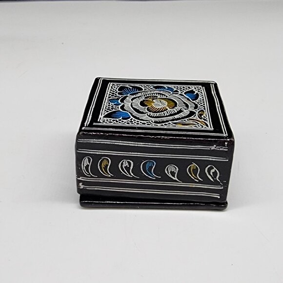 Hand Painted Lacquered Wooden Trinket Box Enamel With Floral Design - Picture 4 of 7